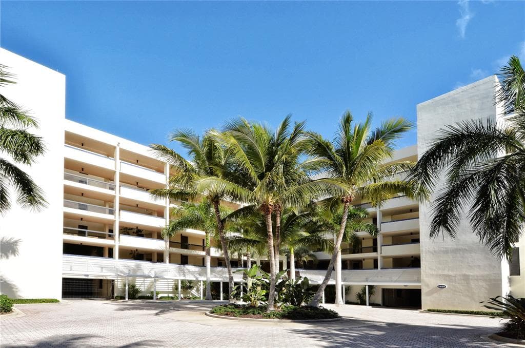 1930 HARBOURSIDE DRIVE # 122, LONGBOAT KEY, FL 34228