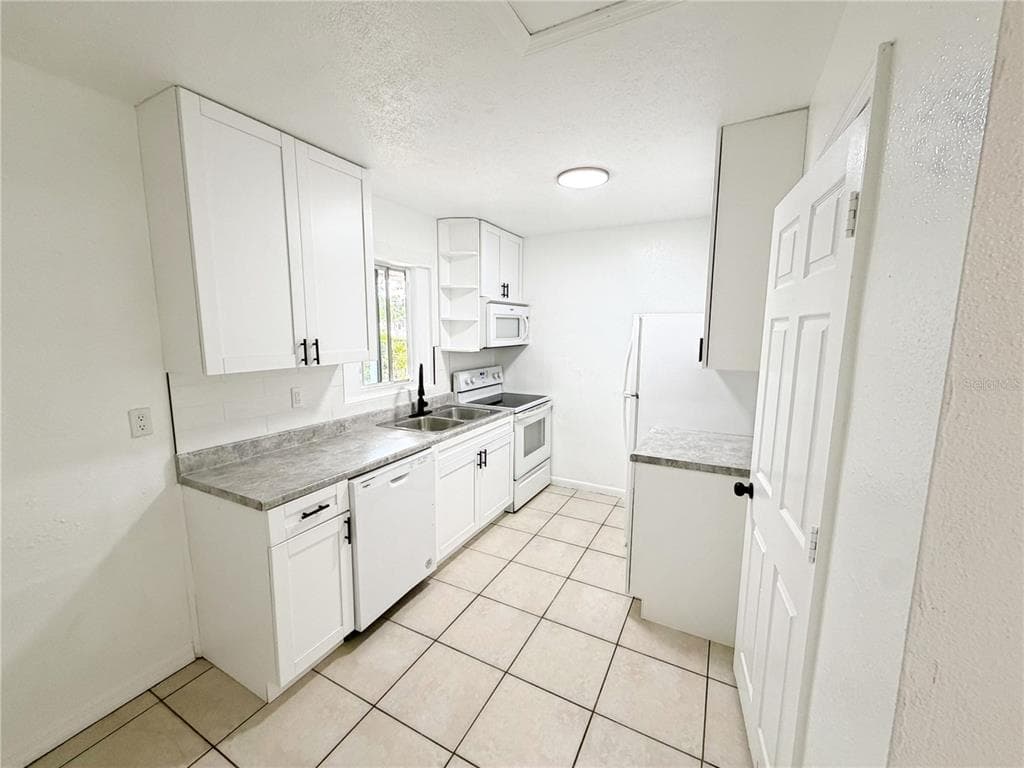 3916 E GENESEE STREET, TAMPA, FL 33610 — zdjęcie 4