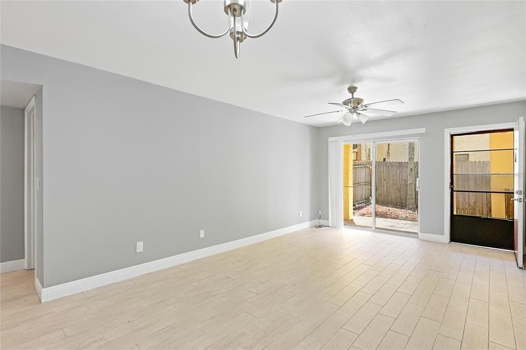 7614 NACIDO COURT # 7614, TAMPA, FL 33615 — zdjęcie 4