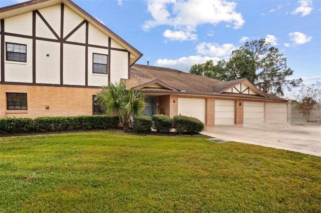 100 E OAK TERRACE DRIVE # A2, LEESBURG, FL 34748