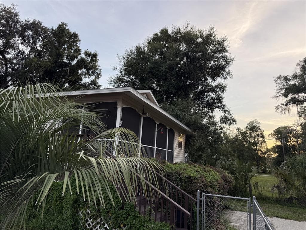 38932 CENTRAL AVENUE, ZEPHYRHILLS, FL 33540 — zdjęcie 2