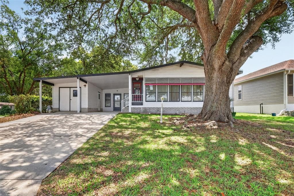 1625 HILTON HEAD BOULEVARD, LADY LAKE, FL 32159