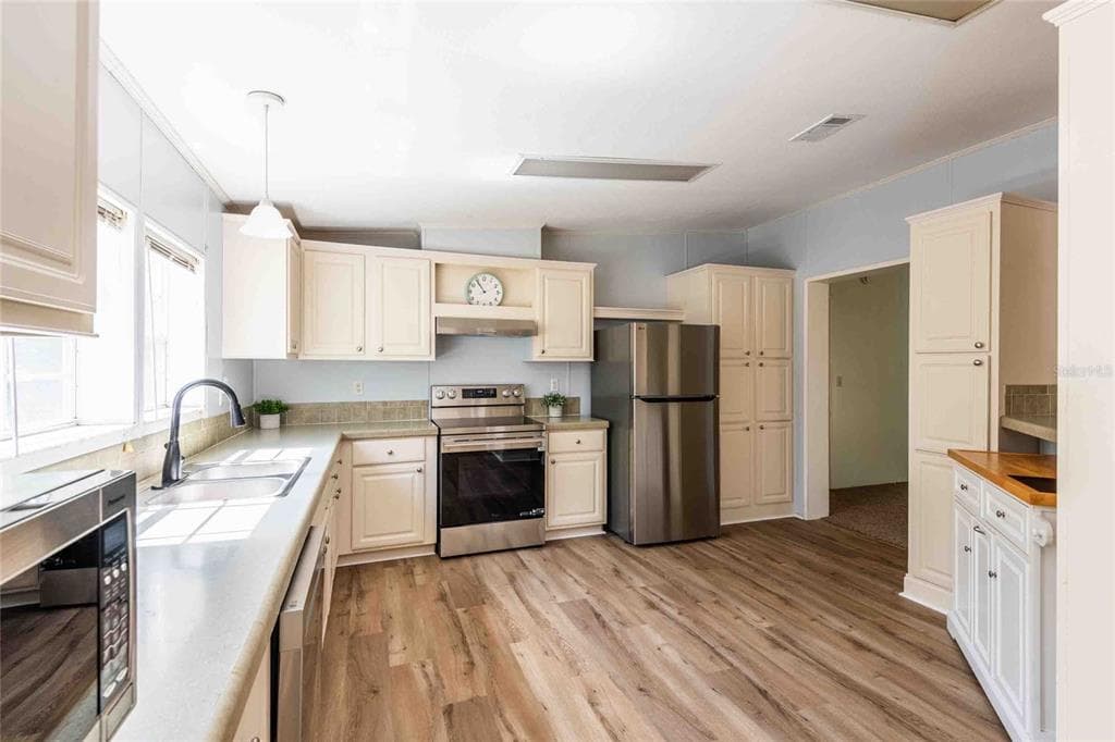 14221 HURRICANE DRIVE, WEEKI WACHEE, FL 34614 — zdjęcie 5