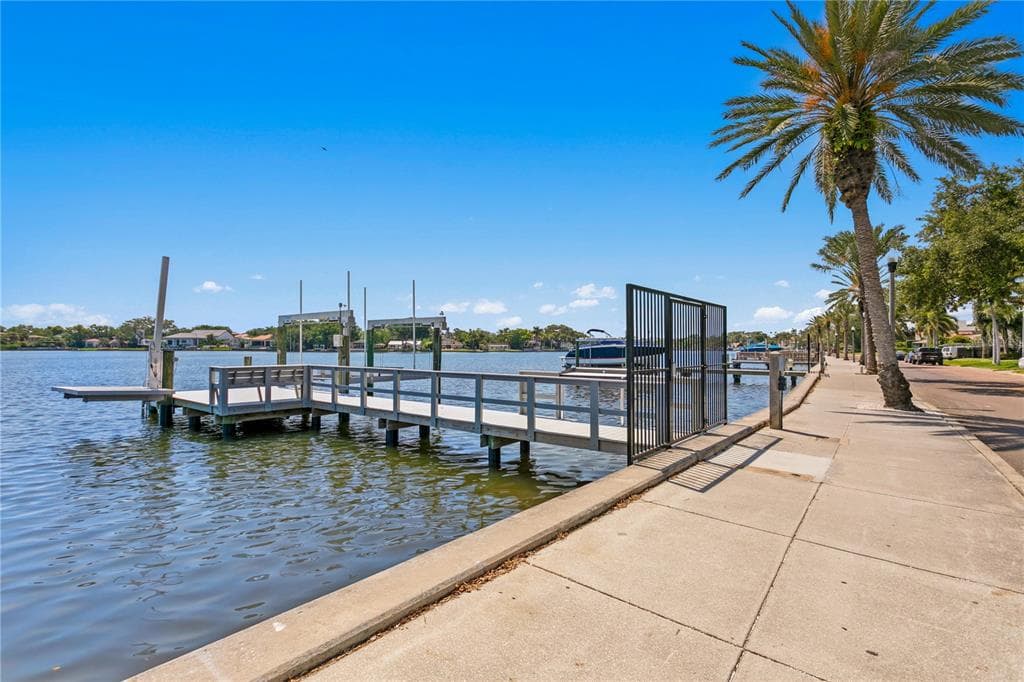 2926 COFFEE POT BOULEVARD NE, ST PETERSBURG, FL 33704 — zdjęcie 3