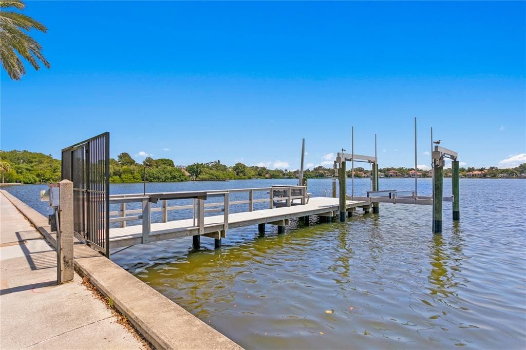 2926 COFFEE POT BOULEVARD NE, ST PETERSBURG, FL 33704 — zdjęcie 4