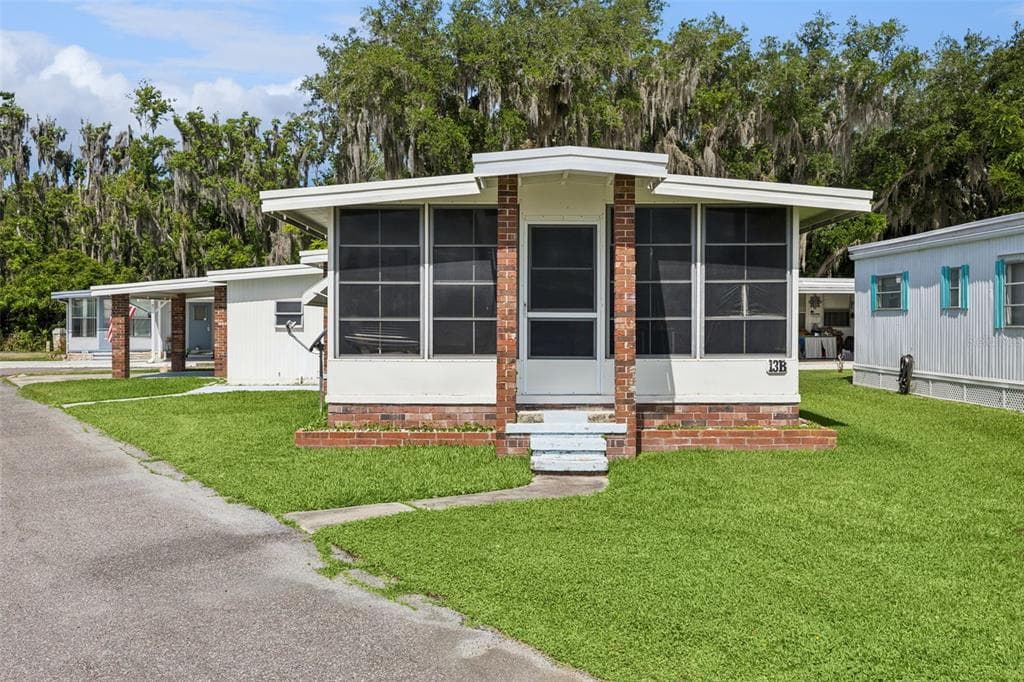 13 COCOS PLUMOSA DRIVE # B, EUSTIS, FL 32726