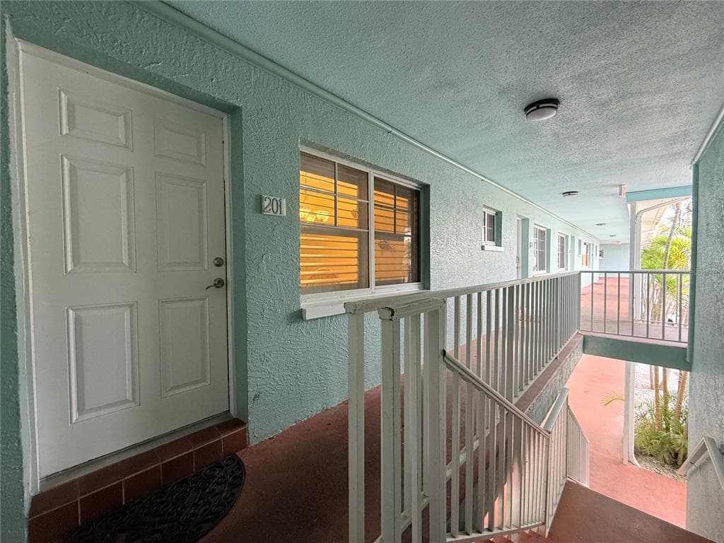 19417 GULF BOULEVARD # D201, INDIAN ROCKS BEACH, FL 33785 — zdjęcie 2