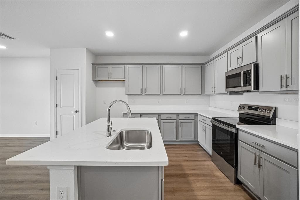6868 HOLCOMBE DOWN DRIVE, ZEPHYRHILLS, FL 33541 — zdjęcie 5