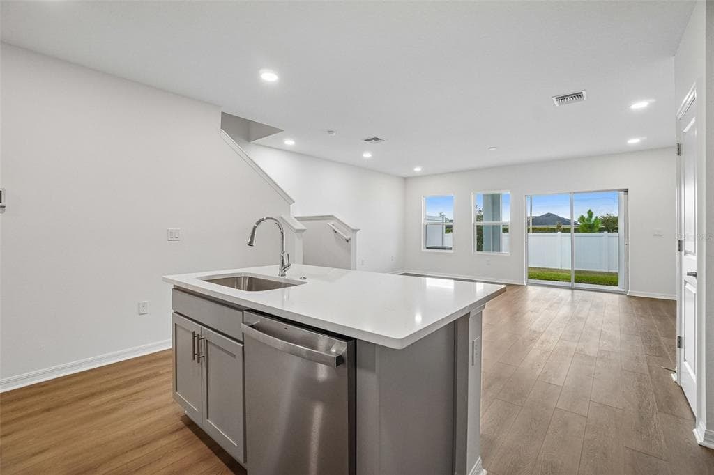 6868 HOLCOMBE DOWN DRIVE, ZEPHYRHILLS, FL 33541 — zdjęcie 4