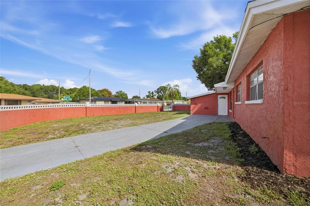 7102 DELLWOOD DRIVE, TAMPA, FL 33619 — zdjęcie 2