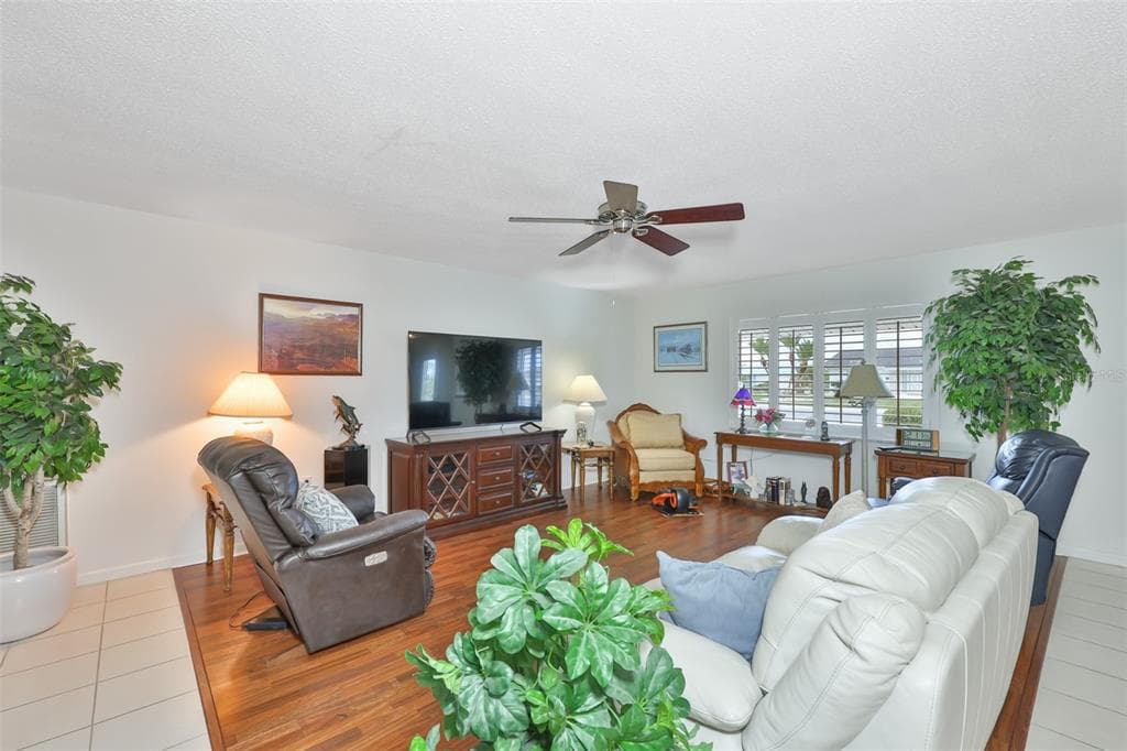684 ALLEGHENY DRIVE, SUN CITY CENTER, FL 33573 — zdjęcie 2