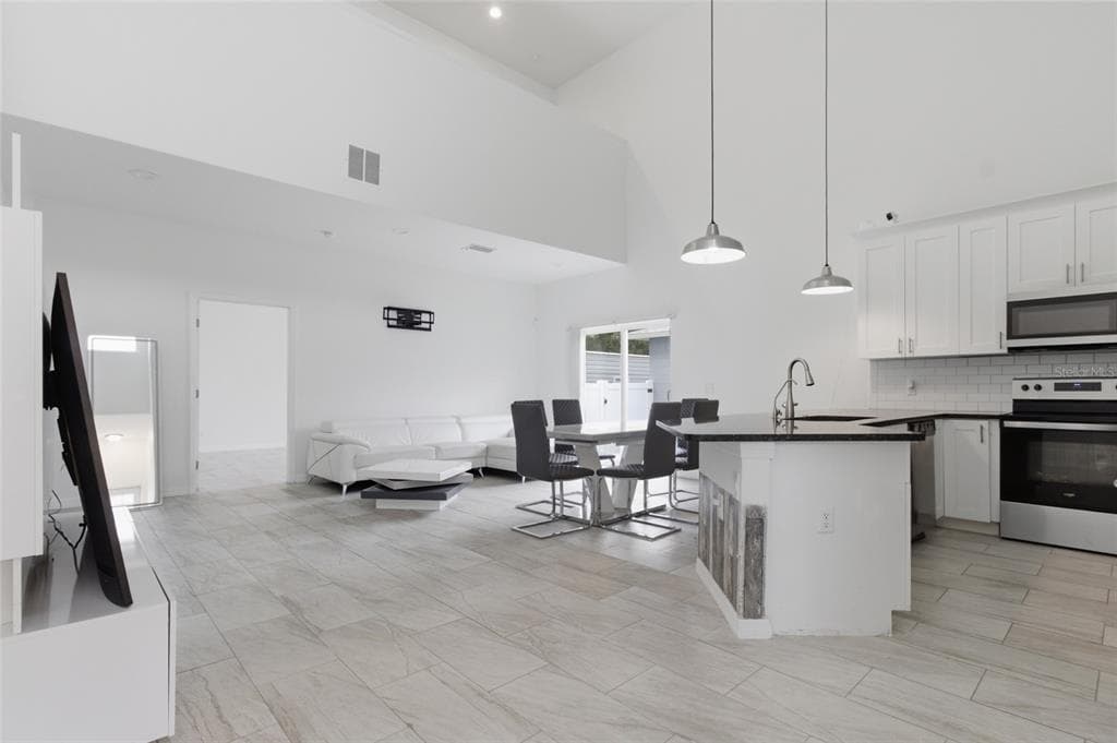 3702 WIGGINS LEAF STREET, TAMPA, FL 33619 — zdjęcie 4