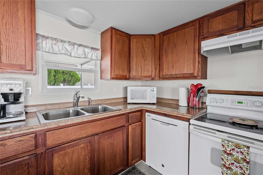 37250 BEVERLY AVENUE, ZEPHYRHILLS, FL 33542 — zdjęcie 4
