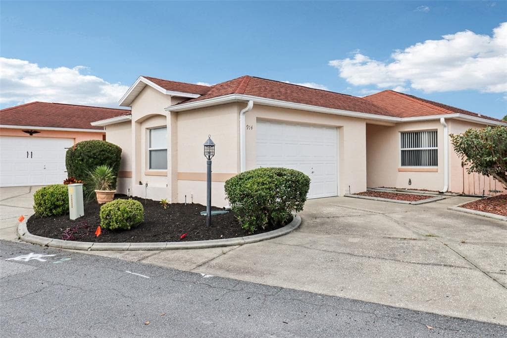 914 MENDOZA BOULEVARD, LADY LAKE, FL 32159