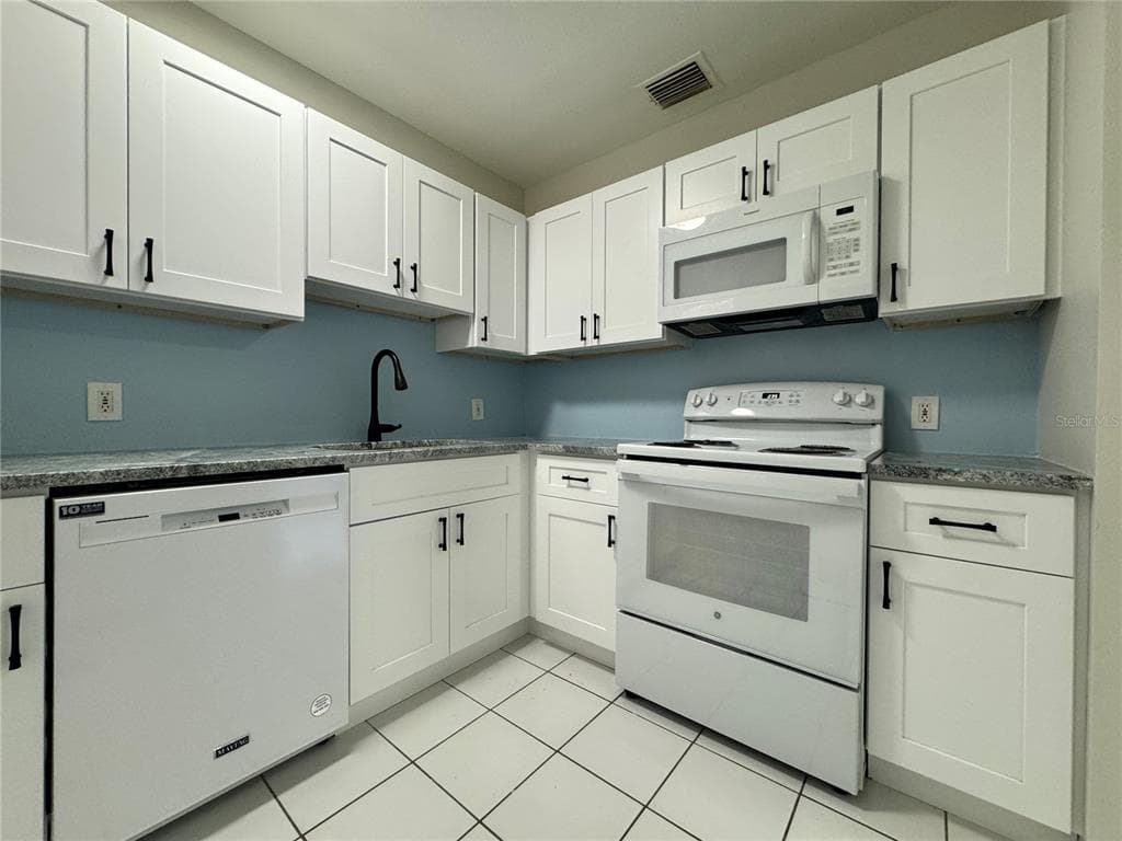 260 20TH AVENUE S, ST PETERSBURG, FL 33705 — zdjęcie 2