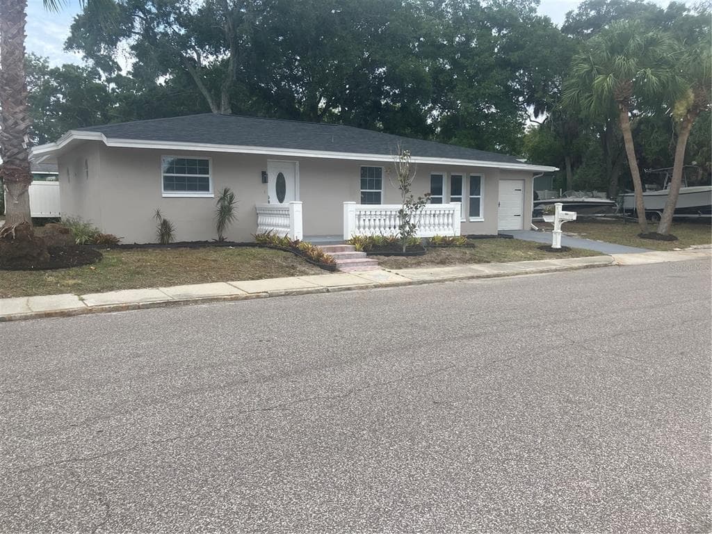 601 BANANA STREET, TARPON SPRINGS, FL 34689