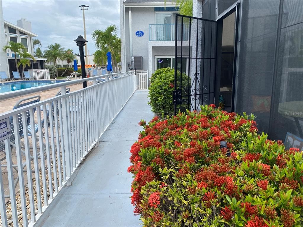 230 MEDALLION BOULEVARD # D, MADEIRA BEACH, FL 33708 — zdjęcie 4