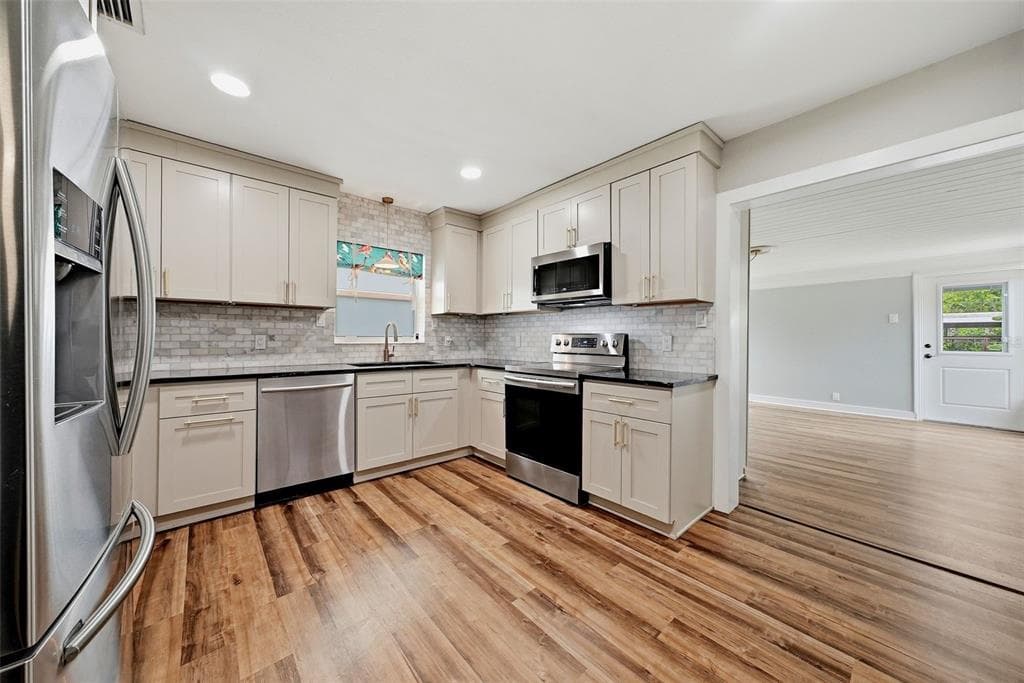 4730 BURLINGTON AVENUE N, ST PETERSBURG, FL 33713 — zdjęcie 2