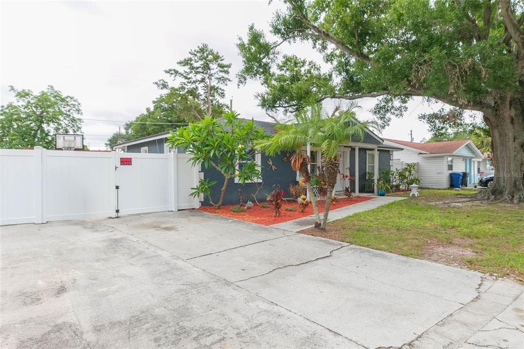 7412 KINGSTON DRIVE, TAMPA, FL 33619 — zdjęcie 4