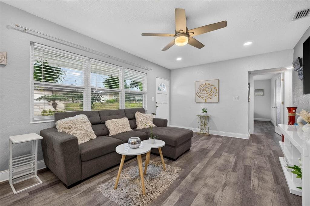 3164 52ND WAY N, ST PETERSBURG, FL 33710 — zdjęcie 4