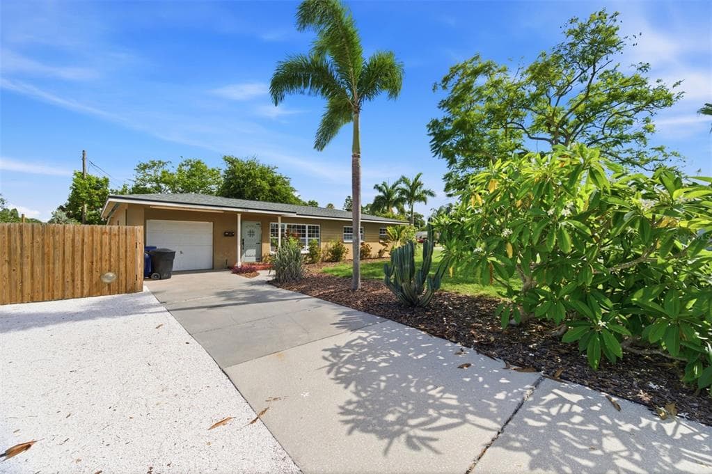 7555 19TH AVENUE N, ST PETERSBURG, FL 33710 — zdjęcie 4