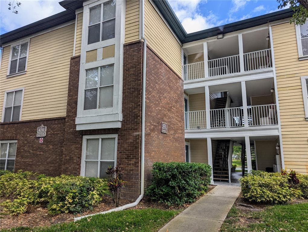 4211 CHATHAM OAK COURT # 111, TAMPA, FL 33624