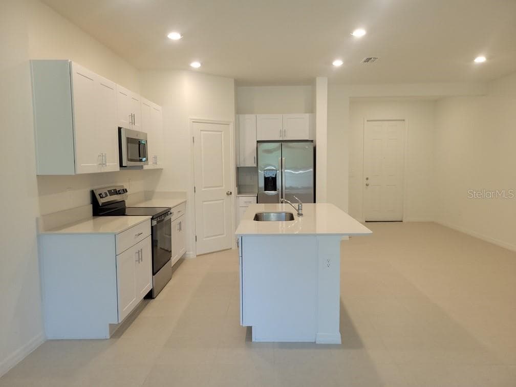 3328 LAPIS LAKE DRIVE, ZEPHYRHILLS, FL 33541 — zdjęcie 4