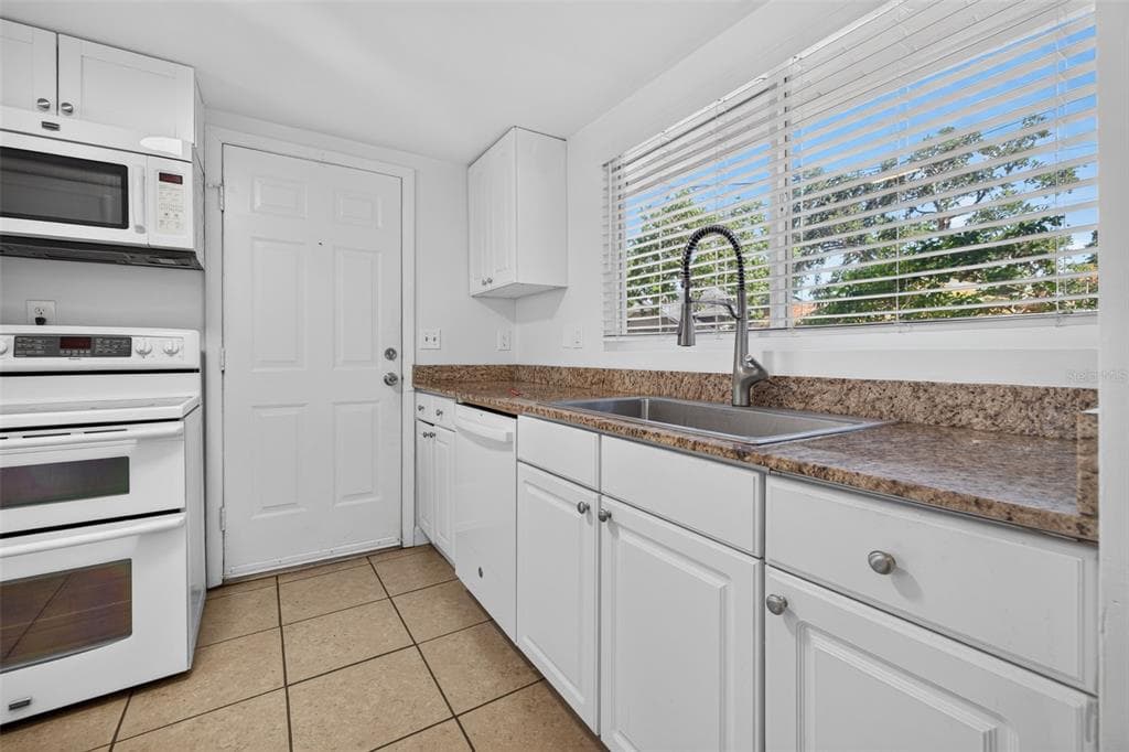 1162 HIGHLAND STREET N, ST PETERSBURG, FL 33701 — zdjęcie 3