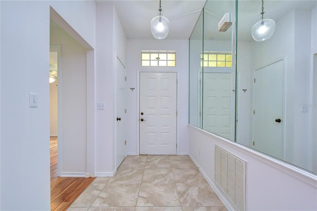818 MCCALLISTER AVENUE, SUN CITY CENTER, FL 33573 — zdjęcie 3