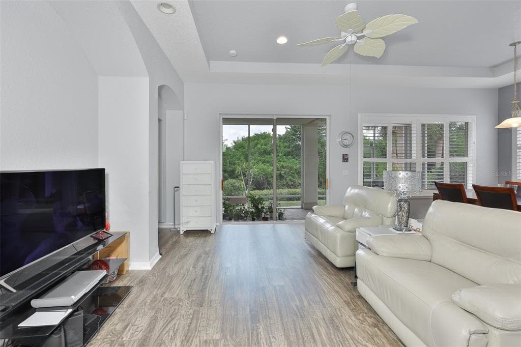1050 REGAL MANOR WAY, SUN CITY CENTER, FL 33573 — zdjęcie 3