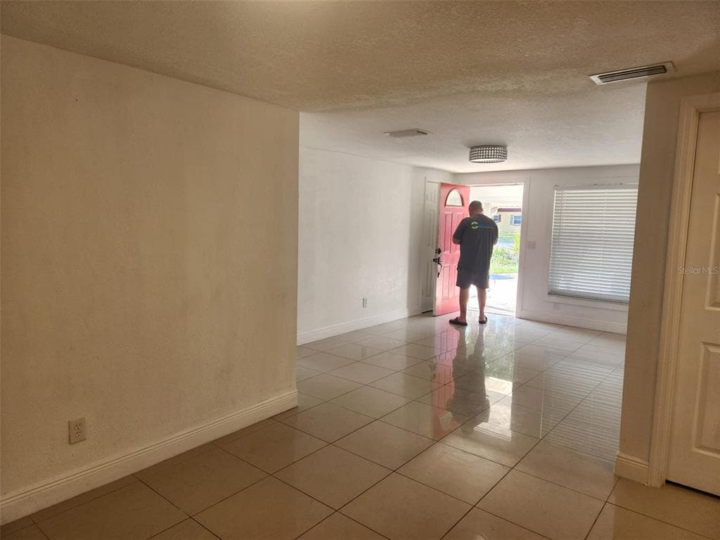 8518 WOODLAKE DRIVE, TAMPA, FL 33615 — zdjęcie 4