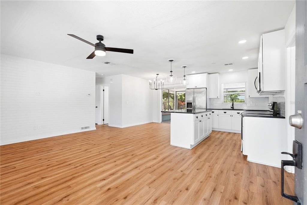 5586 30TH AVENUE N, ST PETERSBURG, FL 33710 — zdjęcie 4