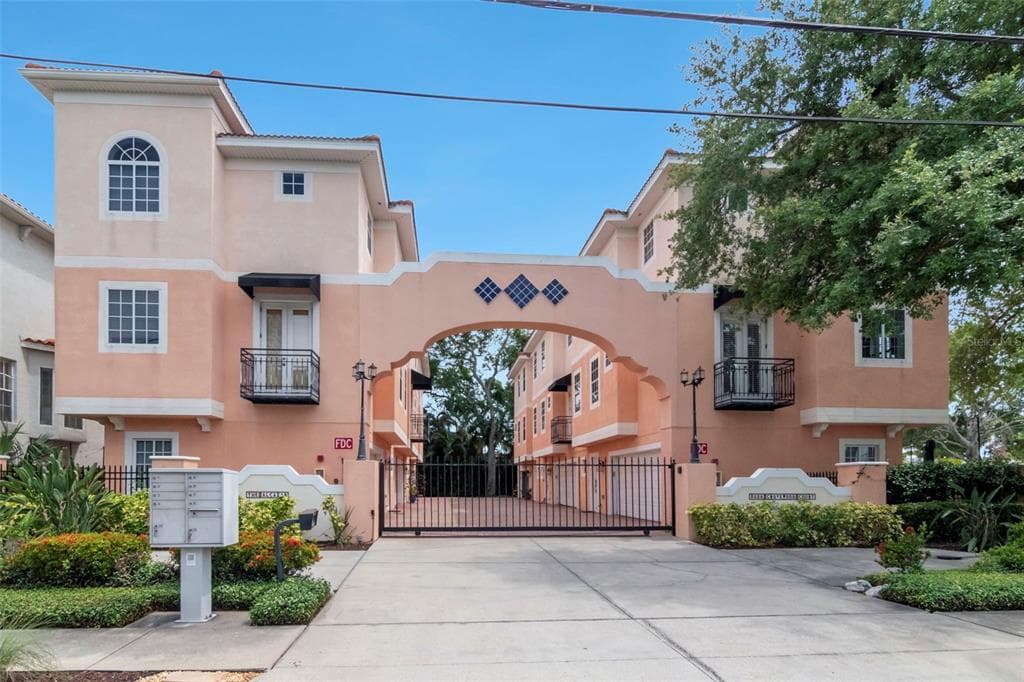 3025 W GROVEWOOD COURT # 3, TAMPA, FL 33629