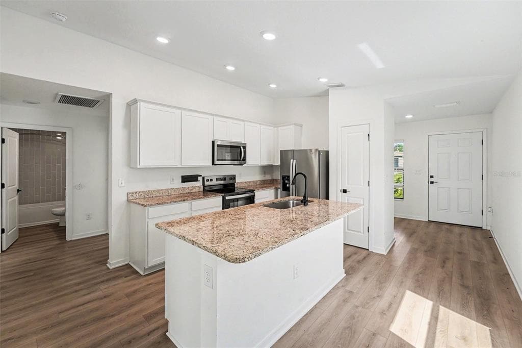 5669 FLOTILLA AVENUE, TAMPA, FL 33619 — zdjęcie 3