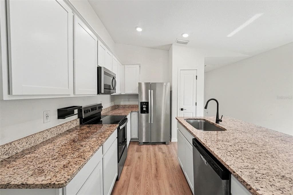 5669 FLOTILLA AVENUE, TAMPA, FL 33619 — zdjęcie 4