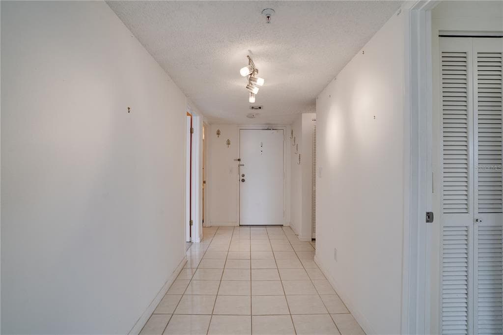 5940 PELICAN BAY PLAZA S # 504, ST PETERSBURG, FL 33707 — zdjęcie 2
