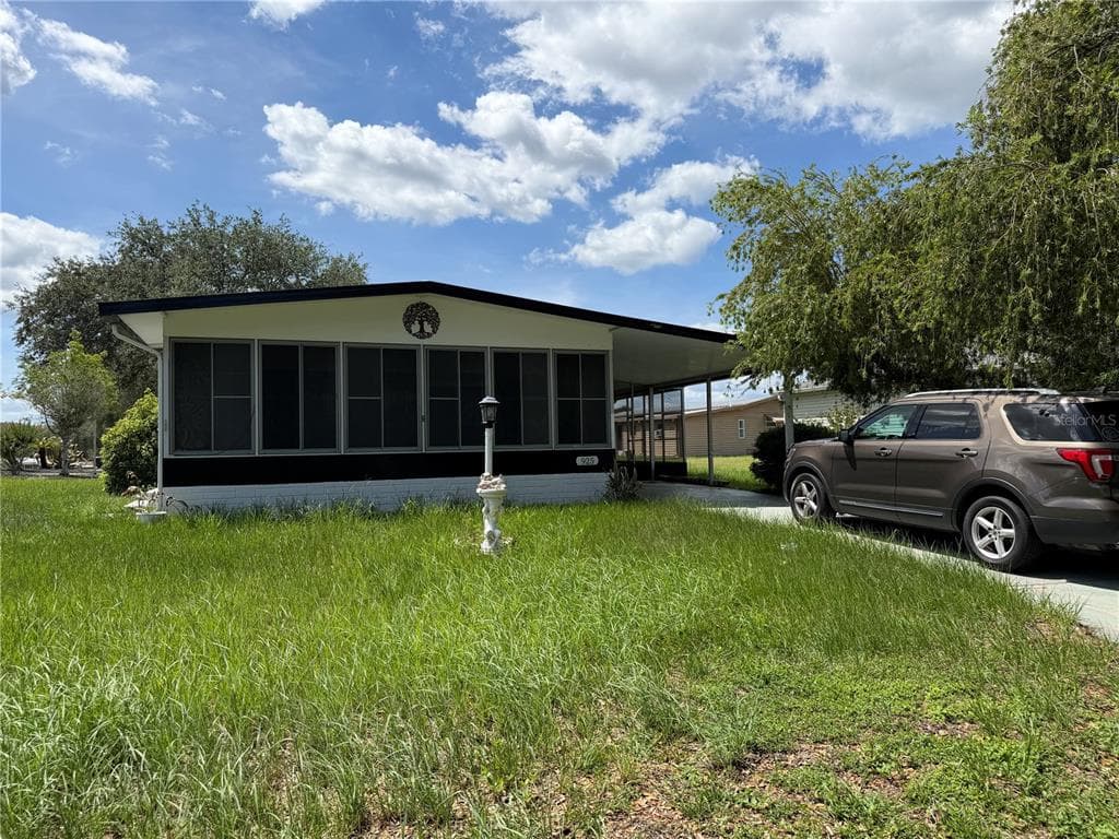 925 BEECHWOOD AVENUE, LADY LAKE, FL 32159