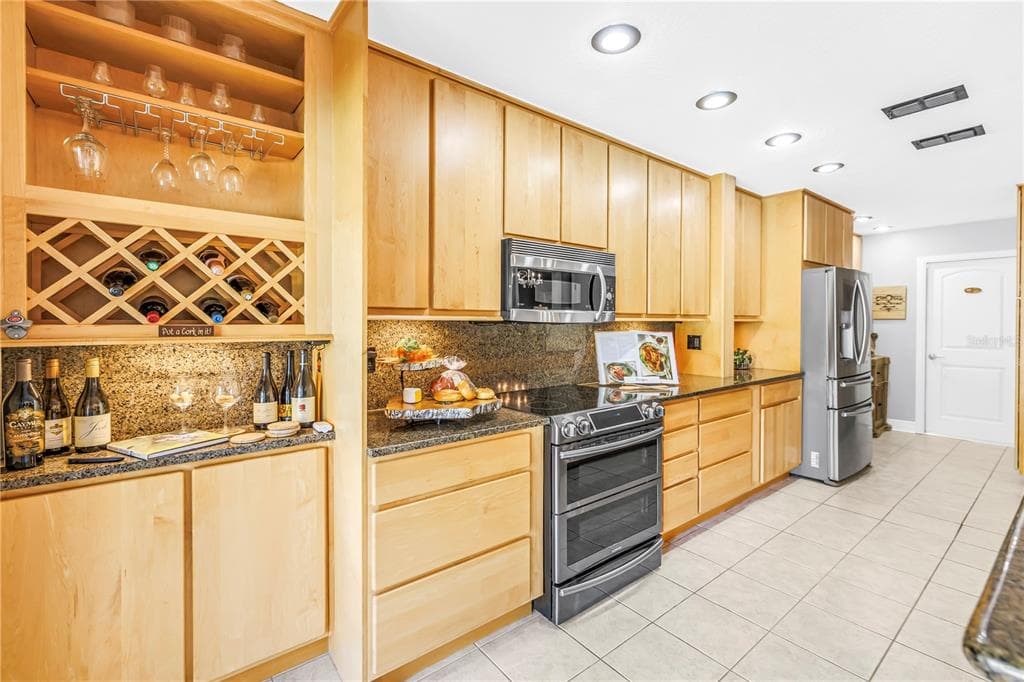 990 SAN CARLOS COURT NE, ST PETERSBURG, FL 33702 — zdjęcie 5
