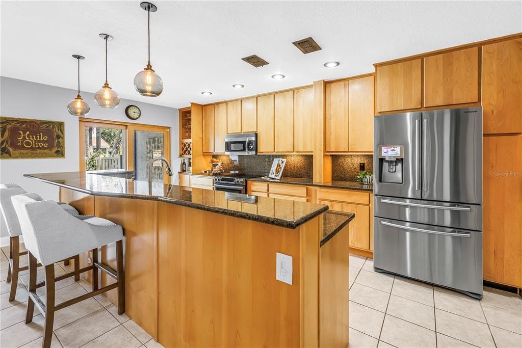 990 SAN CARLOS COURT NE, ST PETERSBURG, FL 33702 — zdjęcie 4