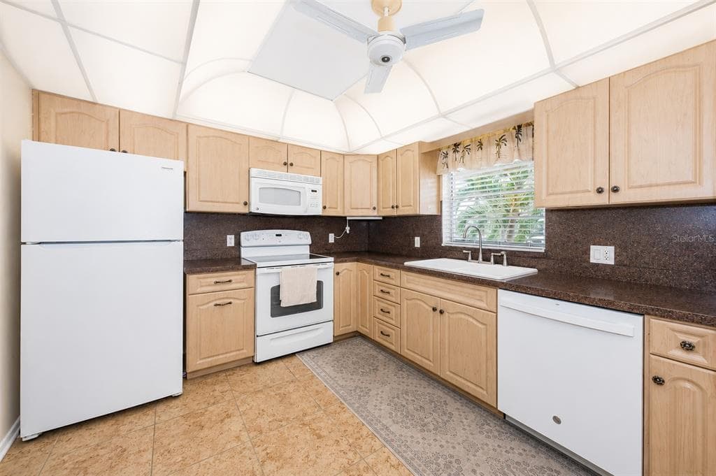 4700 COVE CIRCLE # 208, ST PETERSBURG, FL 33708 — zdjęcie 3