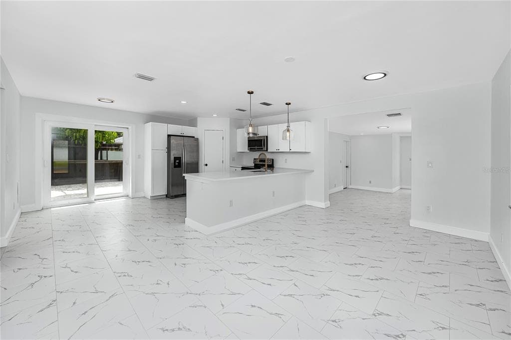 4095 LOCUST STREET NE, ST PETERSBURG, FL 33703 — zdjęcie 3