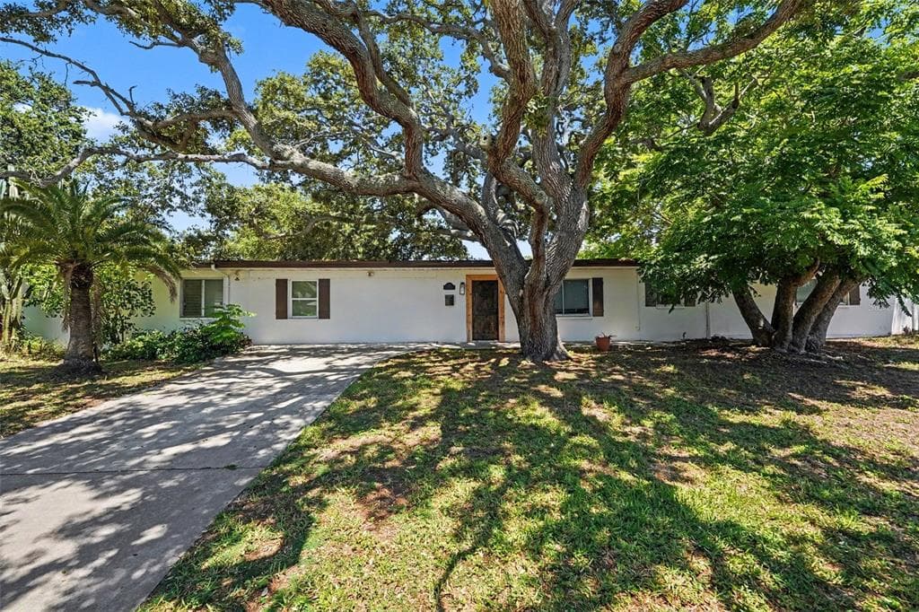 217 GARDEN CIRCLE, BELLEAIR, FL 33756