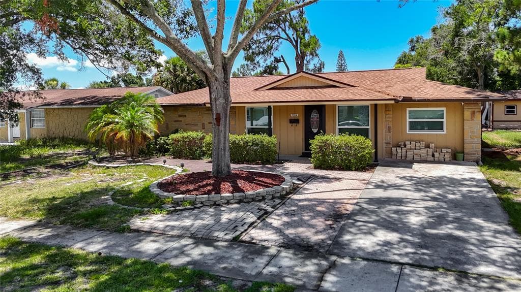 7916 WOODGROVE CIRCLE, TAMPA, FL 33615