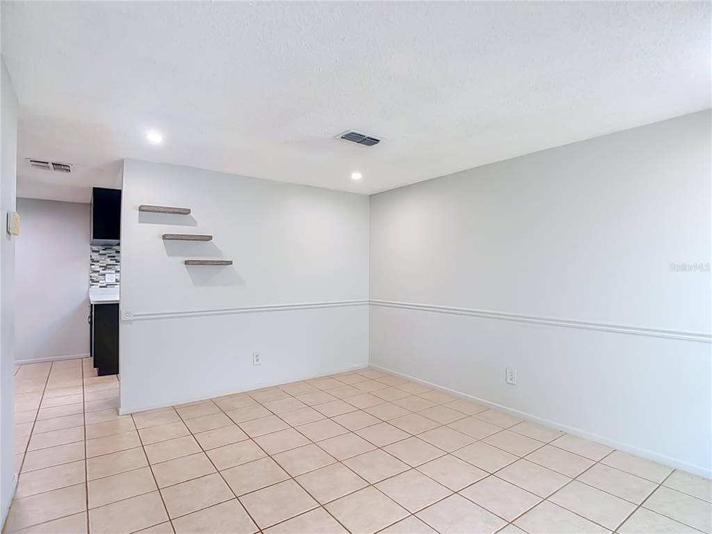 7916 WOODGROVE CIRCLE, TAMPA, FL 33615 — zdjęcie 4