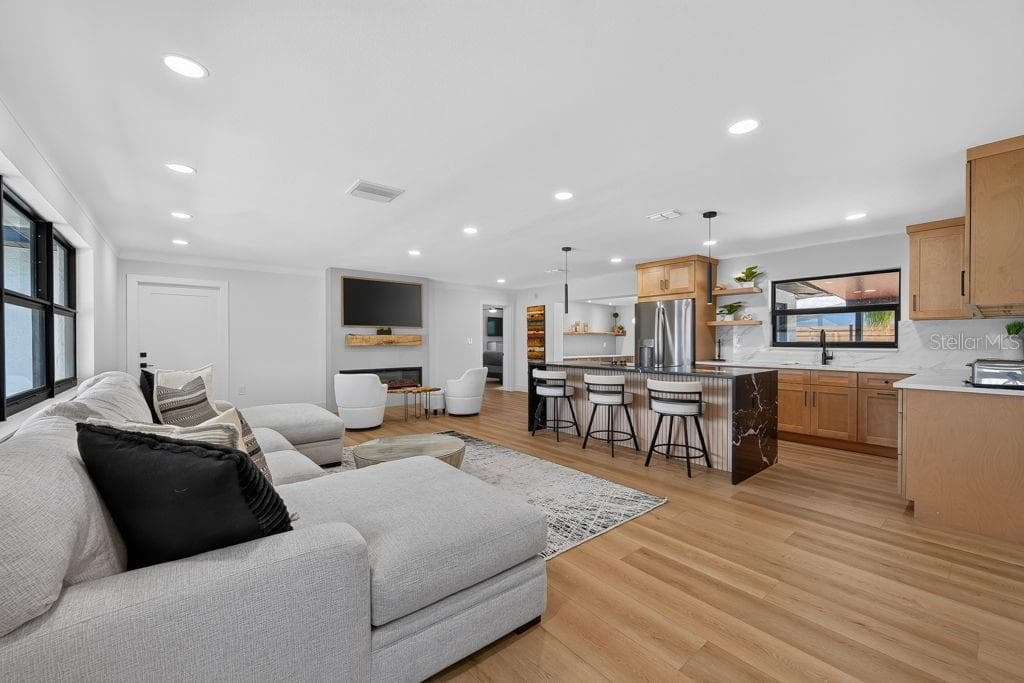 6196 44TH AVENUE N, ST PETERSBURG, FL 33709 — zdjęcie 4