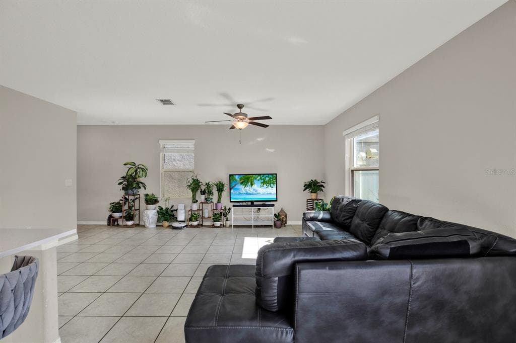 3707 DAISY BLOOM PLACE, TAMPA, FL 33619 — zdjęcie 4