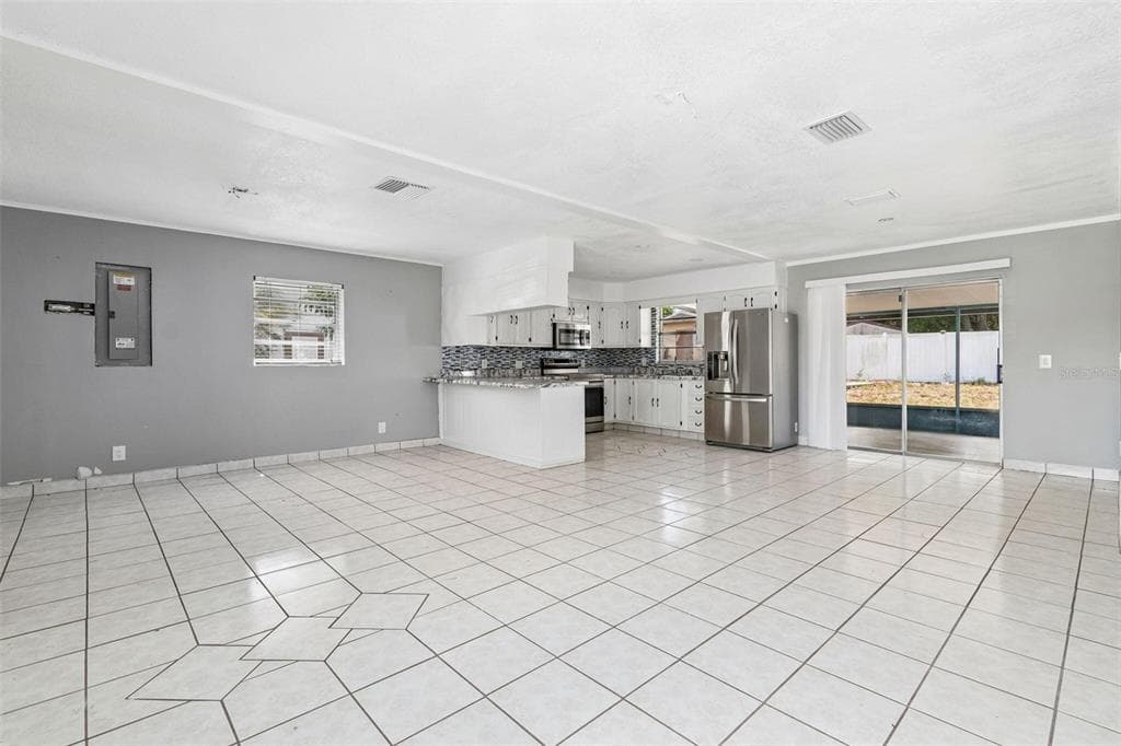 1719 JULIAN LANE DRIVE, TAMPA, FL 33619 — zdjęcie 3