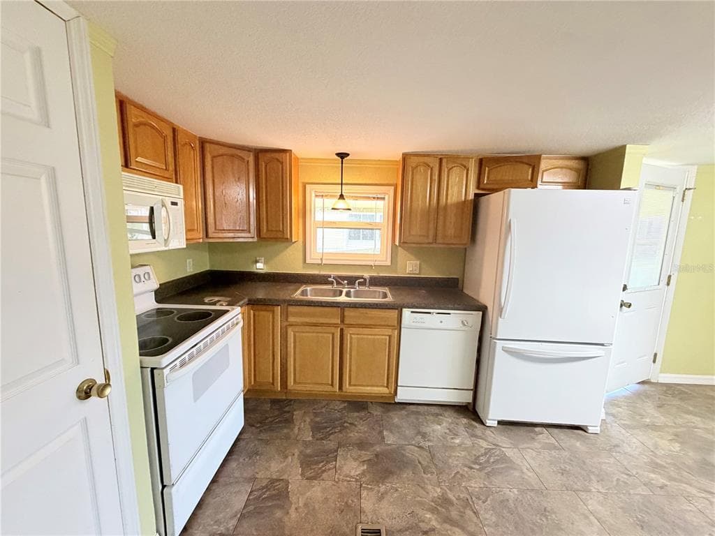 14224 SANDHURST STREET, BROOKSVILLE, FL 34613 — zdjęcie 4