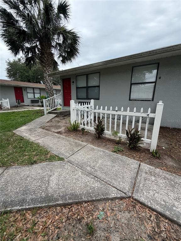 1400 STRAWBERRY PLACE # 33, PLANT CITY, FL 33563