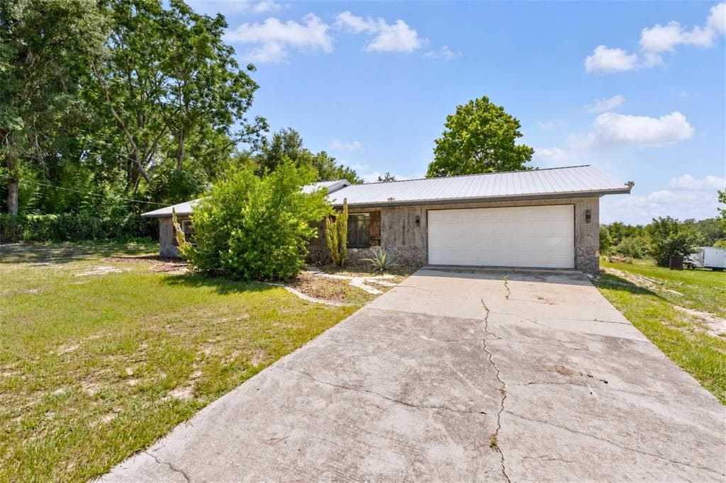37149 GRAYS AIRPORT ROAD, LADY LAKE, FL 32159